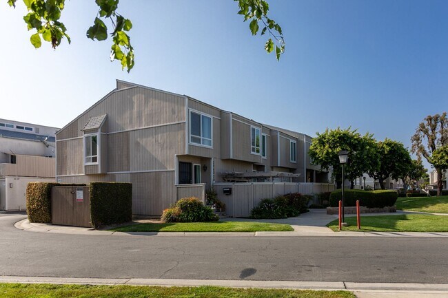 Building Photo - 3 bed 2 bath Townhouse located in South Coast Metro
