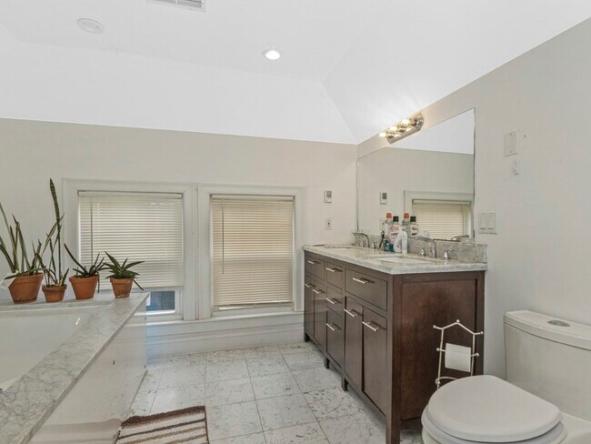 Building Photo - 195 Savin Hill Ave