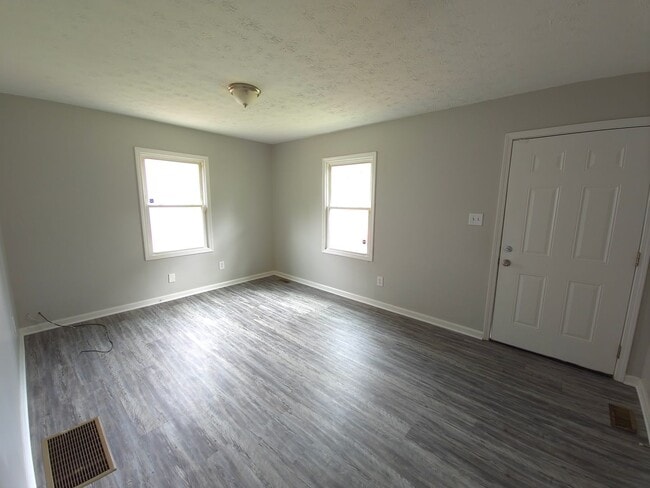 Building Photo - Two bedroom house in Churchill