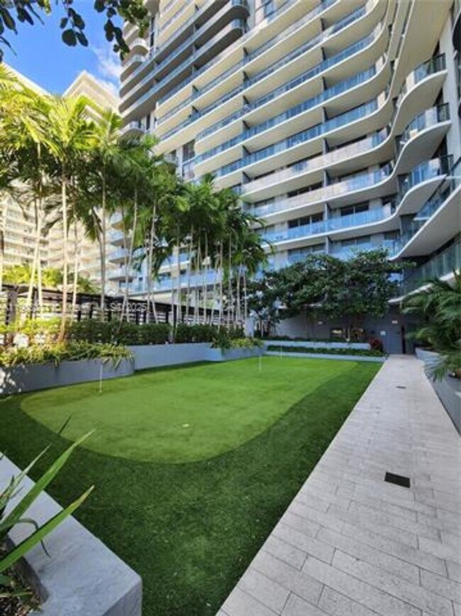 Building Photo - 121 NE 34th St