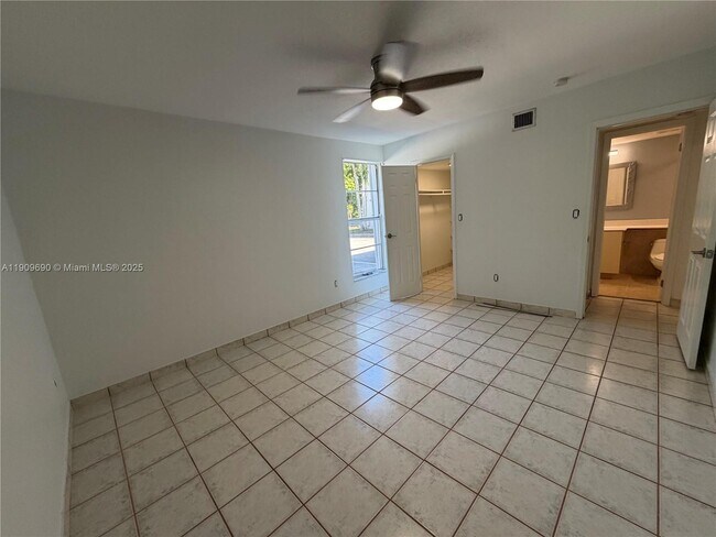 Building Photo - 10393 N Kendall Dr