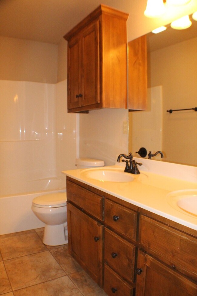 Building Photo - Bixby home available now!