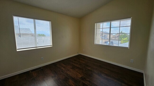 Building Photo - 5 Bed 3 Bath