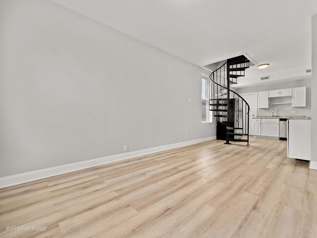 Building Photo - 1242 N Greenview Ave