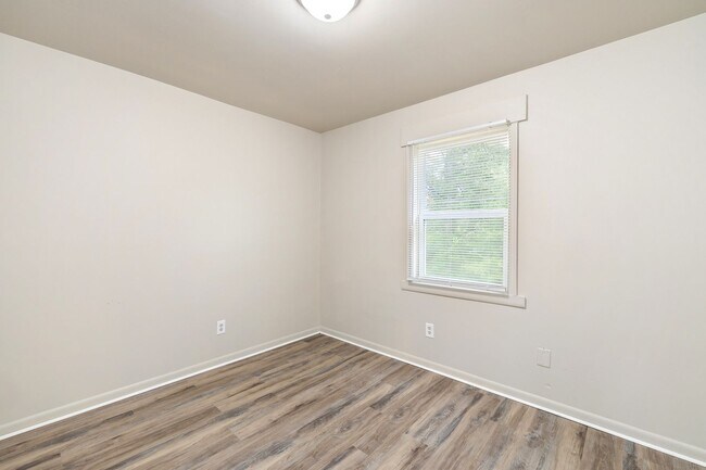 Building Photo - Newly Renovated 5 Bedroom Unit!