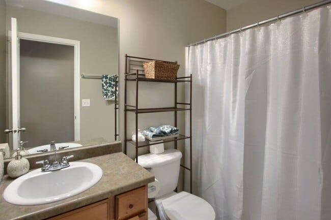 Building Photo - 3 Bedroom / 3.5 Bathroom Townhome in Millc...