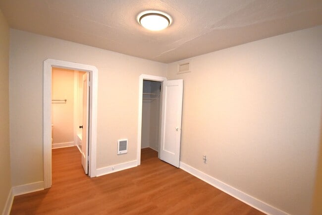 Building Photo - Freshly Remodeled Cozy Cottage Home