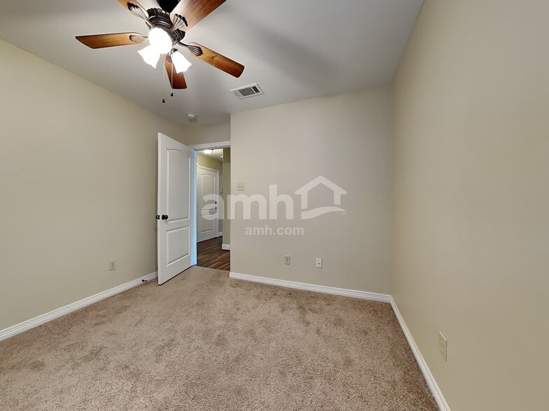 Building Photo - 304 Autumn Trail