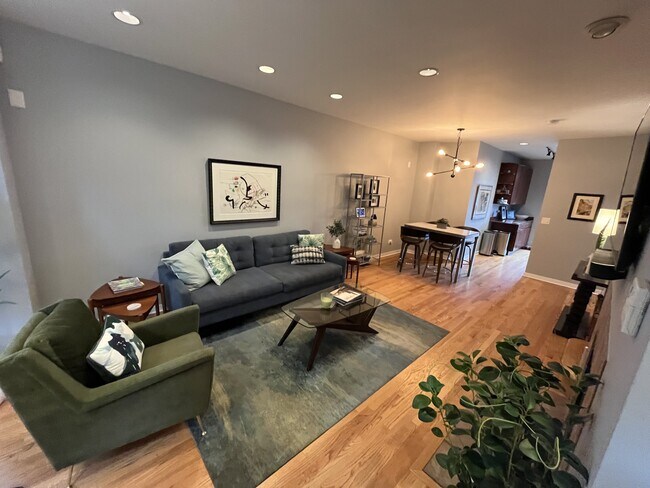 Family room - 1713 W Diversey Pky