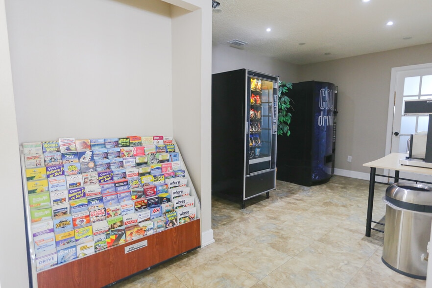 Building Photo - 2489 Sweetwater Club Cir