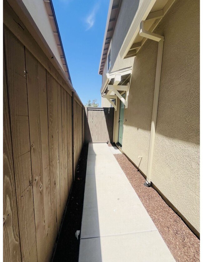 Building Photo - 12667 Ironbow Wy
