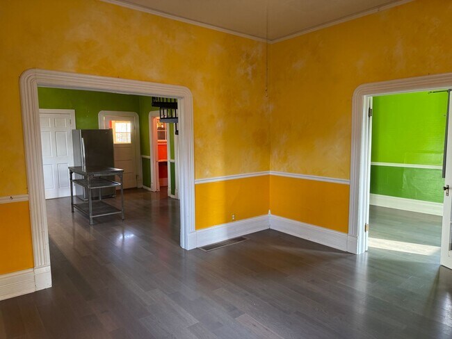 Building Photo - Adorable 1 BD + Loft and Office Bungalow in SE Richmond Neighborhood. ** Central Heat & AC! **