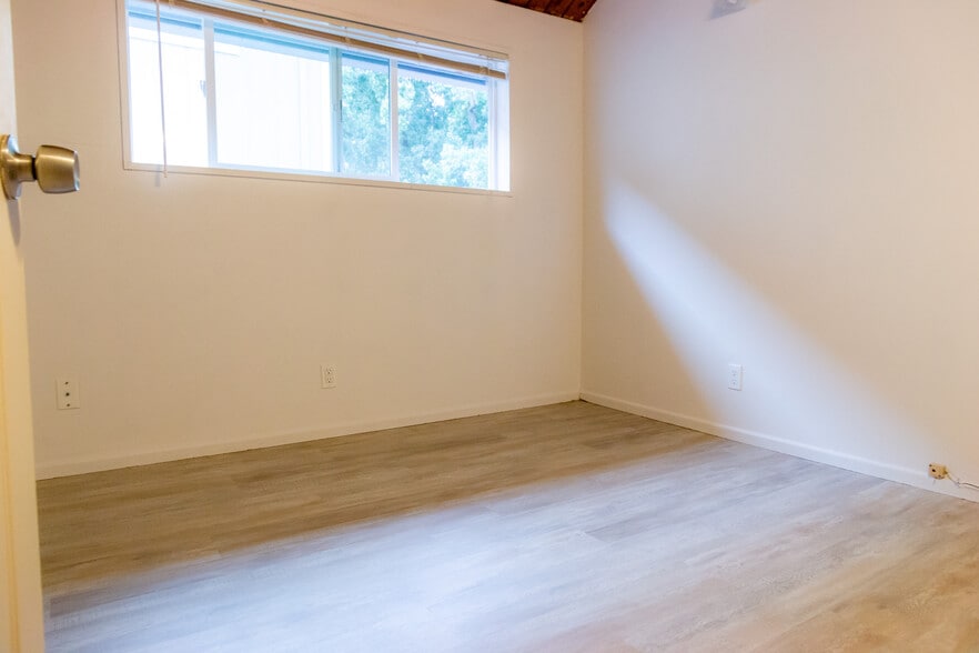 Building Photo - 1072 SW E Ave