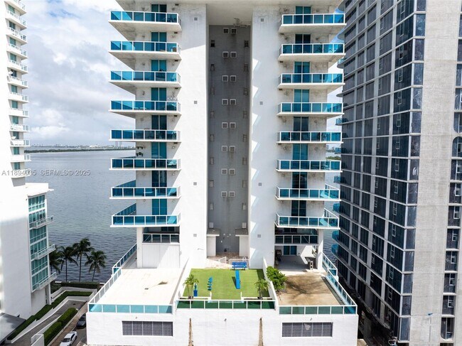 Building Photo - 700 NE 25th St