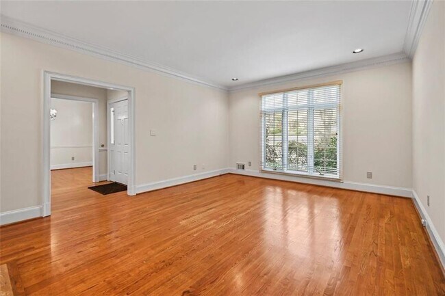 Building Photo - 11 Paces W Dr NW