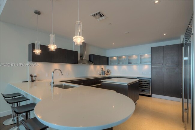 Building Photo - 17001 Collins Ave