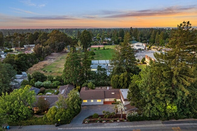 Building Photo - Spacious Menlo Park Retreat with 6 Bedroom...