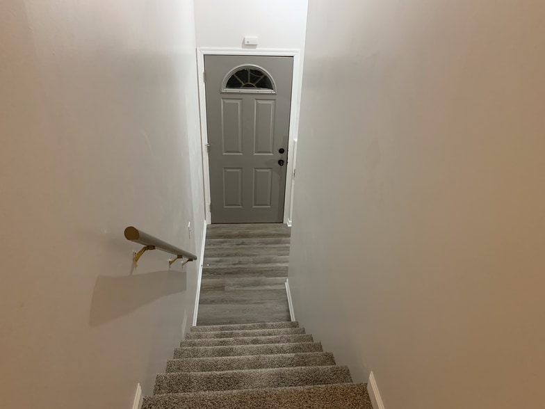 Building Photo - 5322 Plaza Ave