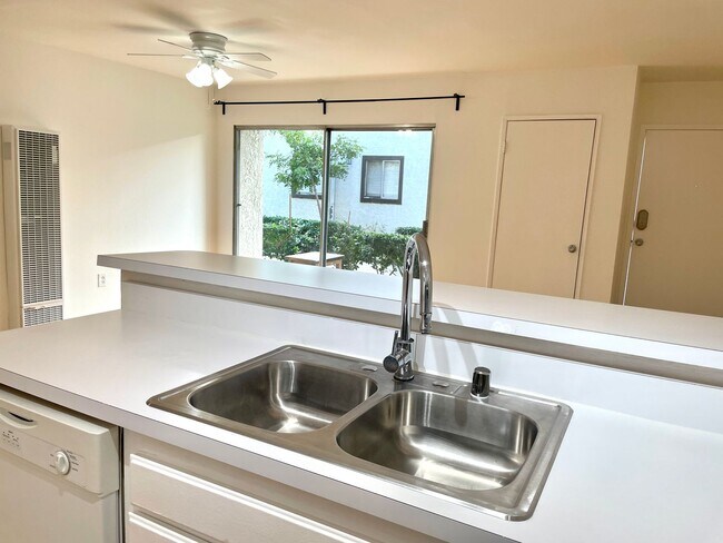 Building Photo - Beautiful 1 Bed/1 Bath Condo Apartment with Private Patio, Hardwood Flooring, Pool, and AC