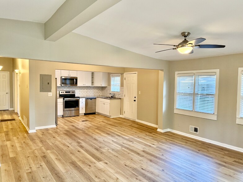 Building Photo - 2386 Elldale Ave