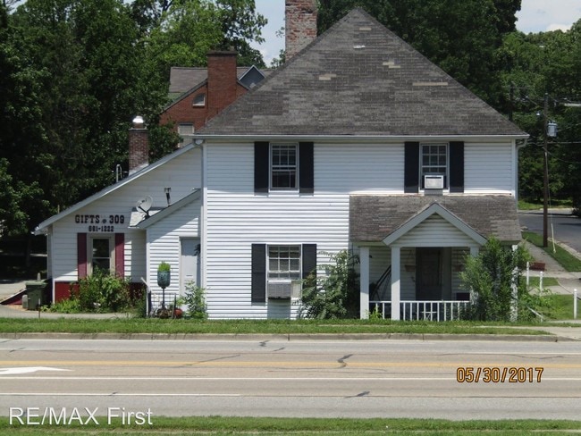 Building Photo - 2 br, 1 bath House - 303 N. Houston St.