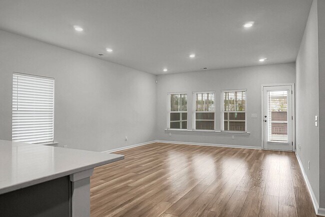 Building Photo - 5 Bedroom, 3.5 Bath, Beautiful Summerville Home, Master on Main