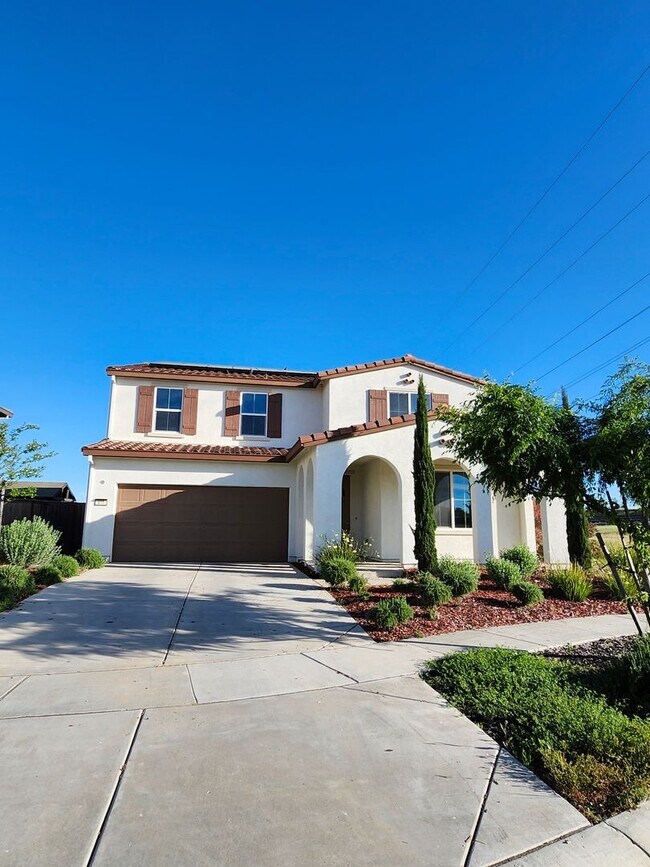 Building Photo - Beautiful Plumas Lake home on a large lot with SOLAR