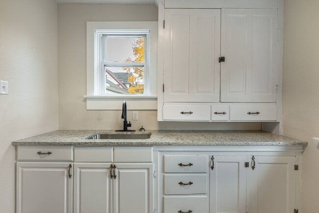 Building Photo - 4 Bed 3 Bath Single Family Home Available in Dayton*