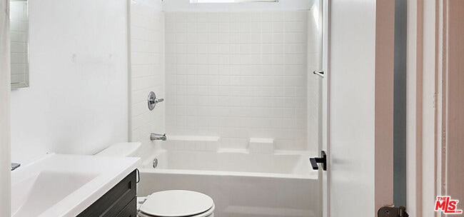 Building Photo - 1224 Alexandria Ave