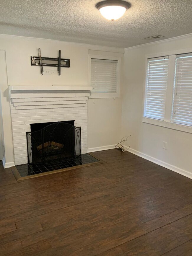 Building Photo - 235 N Pecan St