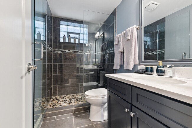 Building Photo - 1527 W Pearson St