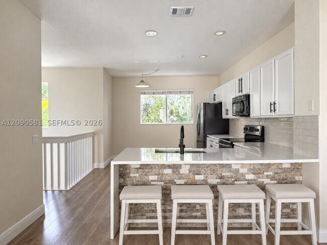 Building Photo - 2913 S Greenleaf Cir