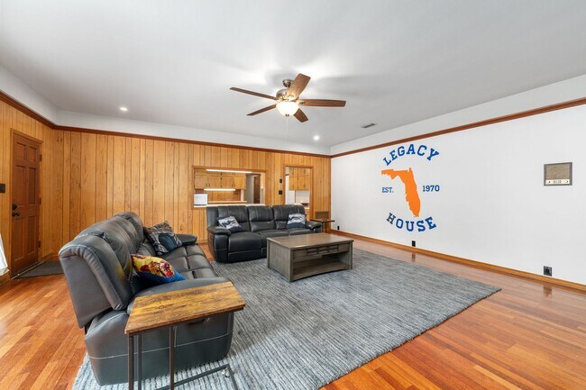 Building Photo - 2222 W University Ave