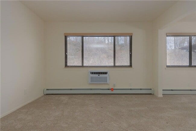 Building Photo - 8 E Lawrence Park Dr
