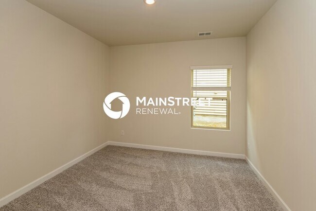 Building Photo - 4 Bedroom Pet-Friendly Home in Charlotte, NC with Main Street Renewal