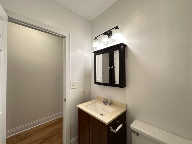 Building Photo - 824 W Cornelia