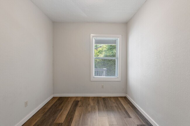 Building Photo - 1 BD available in the serene SW Hills