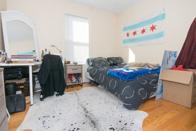 Building Photo - Amazing Four Bed, Two Bath, available Now