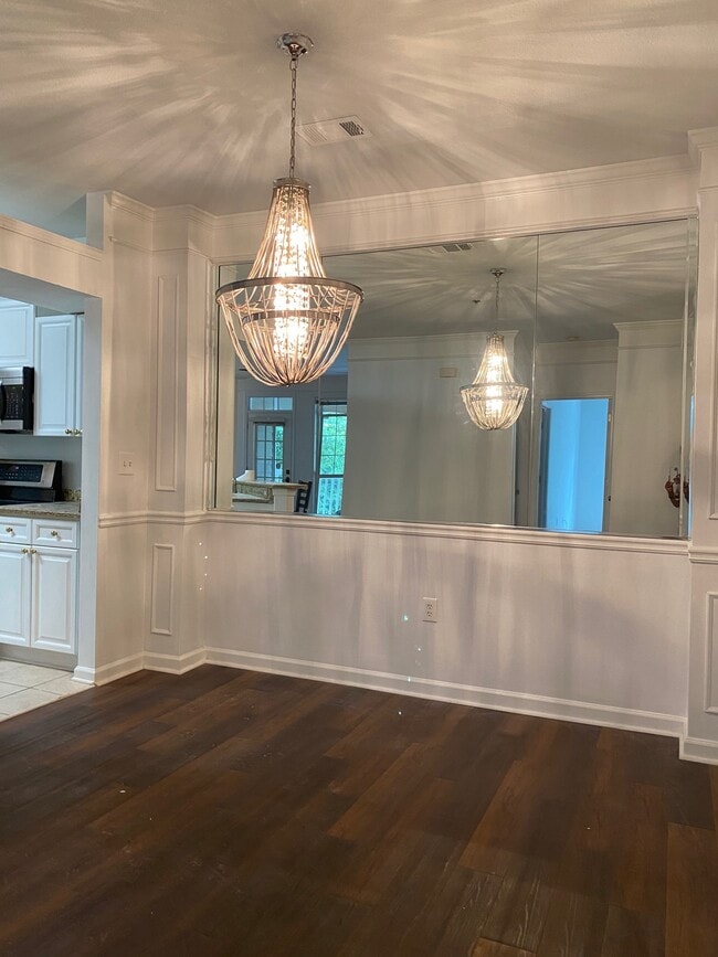 Building Photo - 525 Sandringham Dr