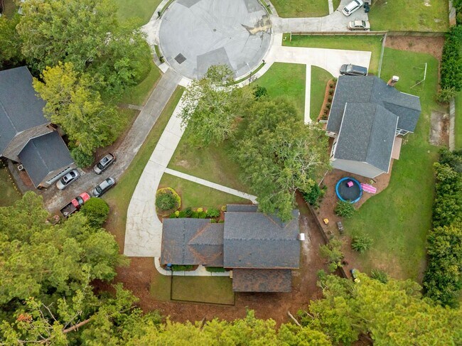 Building Photo - $300 off the first month's rent on a 12 month approved lease