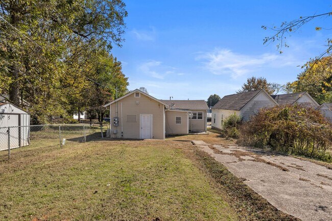 Building Photo - 801 E Mobile St