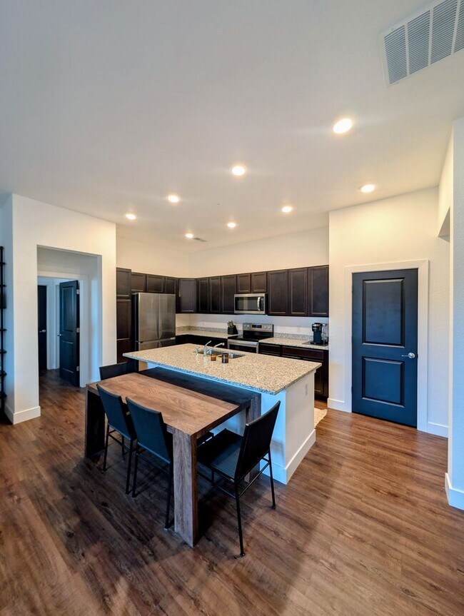 Building Photo - Long Realty & Property Management - 2 Bedroom 2 Bathroom condo in Aurora