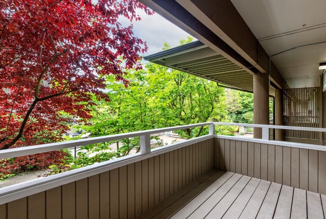 Building Photo - Bellevue Square Ground Floor 2 Bedroom Condo with a deck