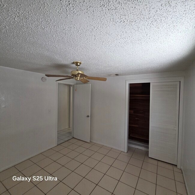 Building Photo - 3302 Bainbridge Dr