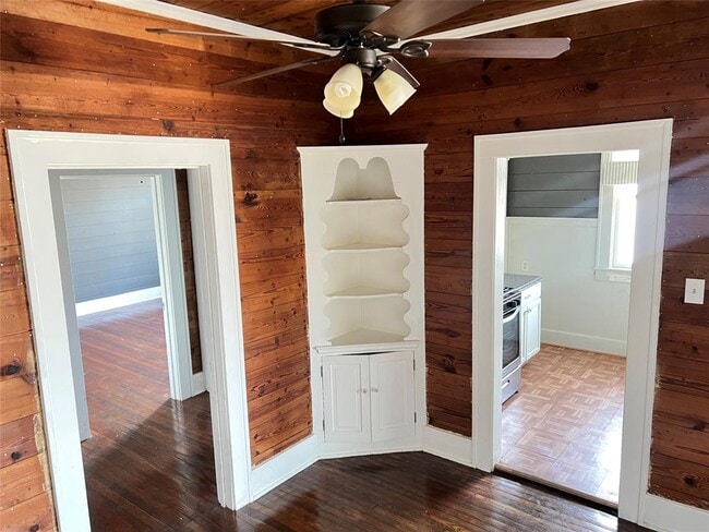 Building Photo - 703 W 11th St