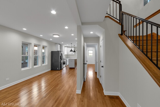 Building Photo - 5841 N Medina Ave