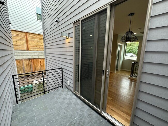 Building Photo - 3Bd/3.25Ba Seattle House