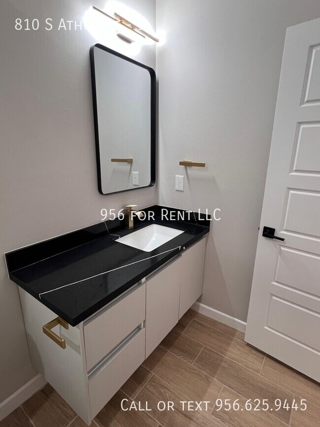 Building Photo - 810 S Athol St