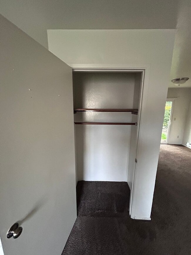 Building Photo - 3 bedroom 1 bath house w/ attached garage in Coos Bay!