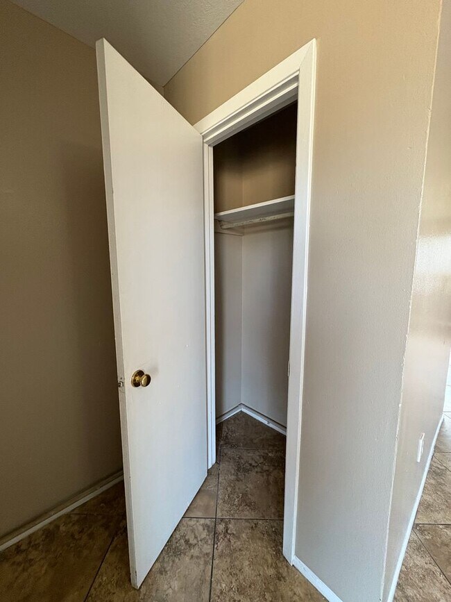 Building Photo - Awesome home with lots of space and storage!